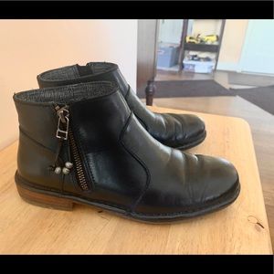 Olukai women’s black leather booties size 7 EUC